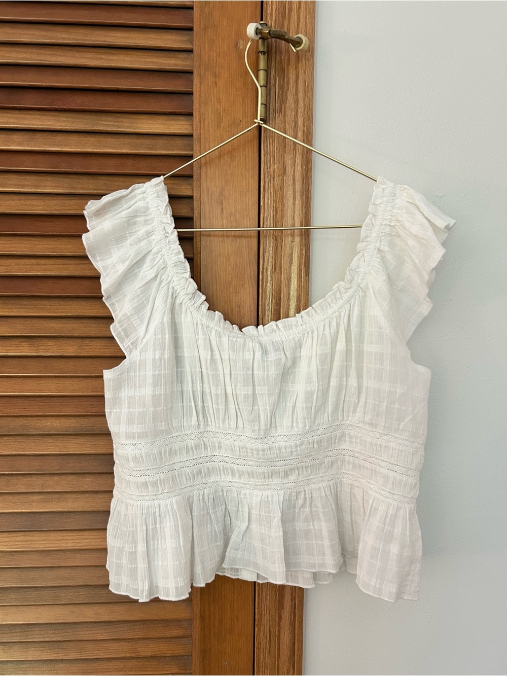 NWT American Eagle Women’s White Ruffled Button-Front Top - Picture 2 of 4